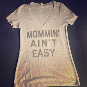 Basic grey tshirt “mommin ain’t easy”